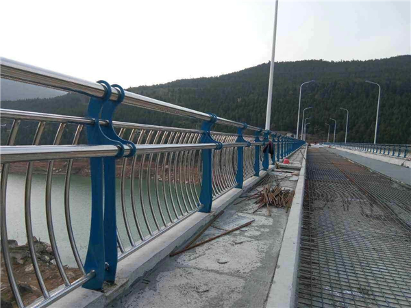 南充不锈钢桥梁护栏的特点及其在桥梁安全中的重要作用