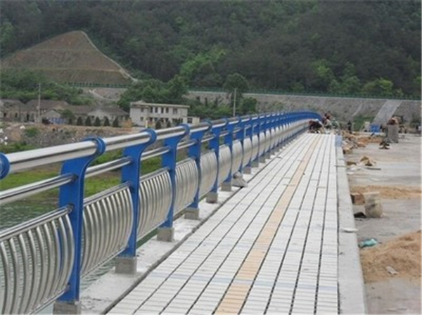 南充不锈钢桥梁护栏的特性及其在现代建筑中的应用